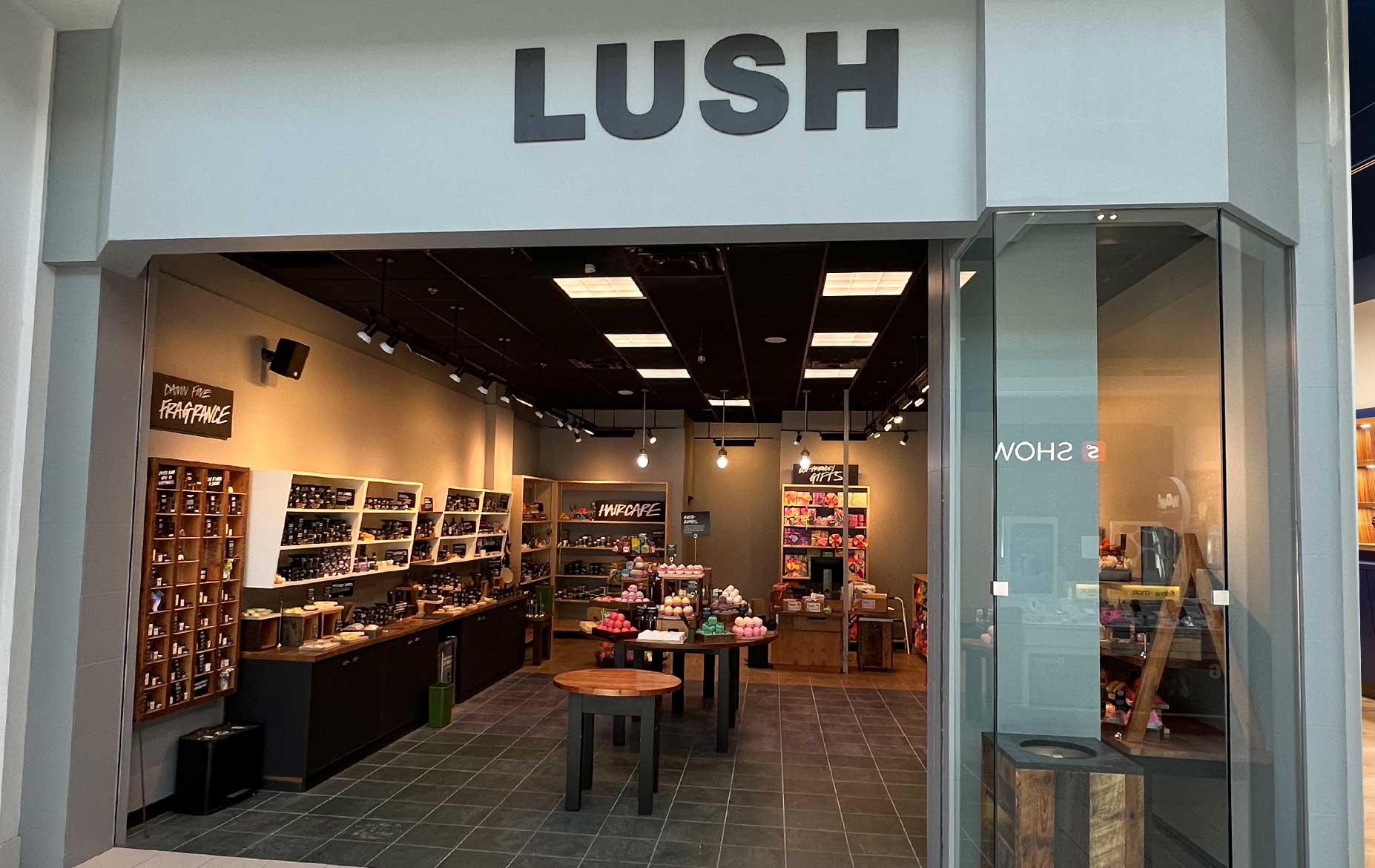 Lush Cosmetics - Exterior